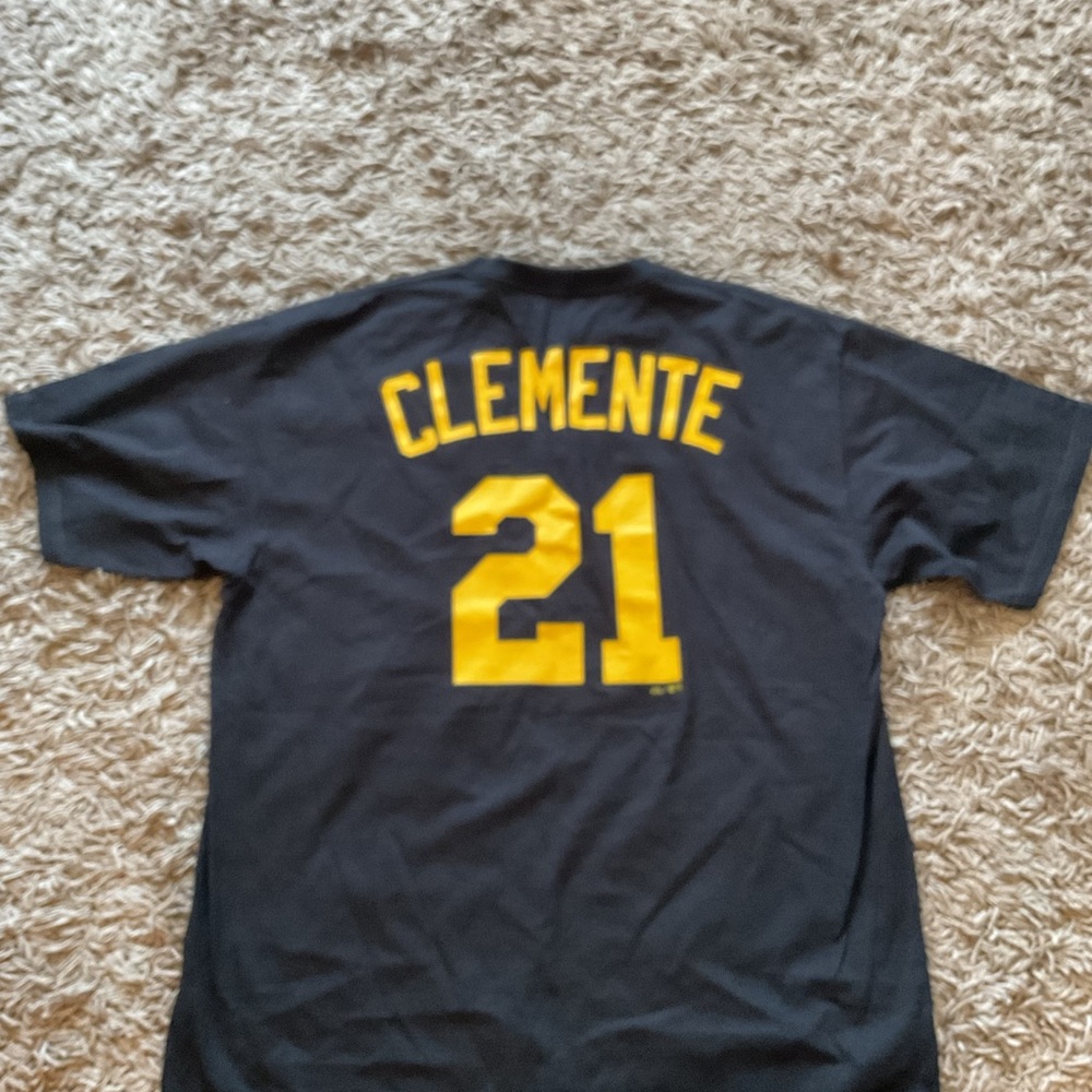 Men’s Roberto Clemente black t-shirt by Majestic  Sz XL